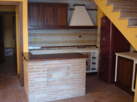 Cucina in Finta Muratura in Legno di Tiglio