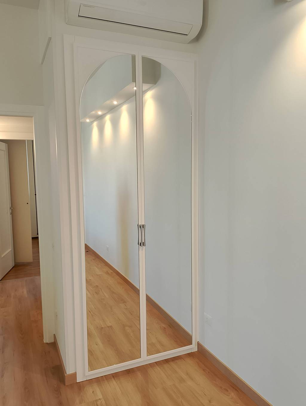 Armadio a Muro con Specchi Sagomati